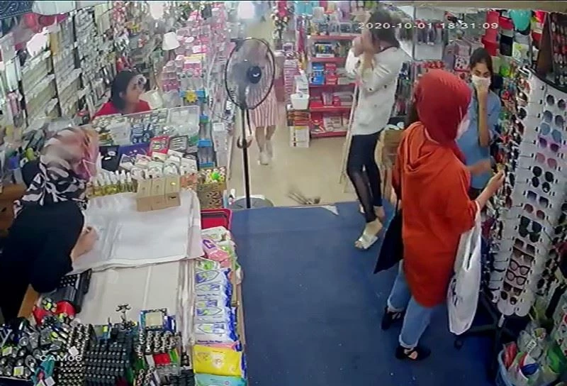 Alışveriş yapmak için gittiği mağazada beğendiği avize kafasına düştü
