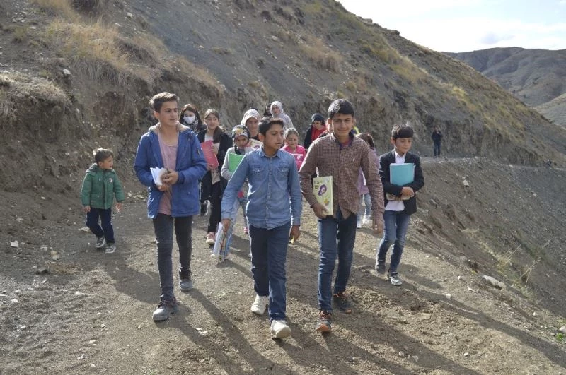 Başkan Sayan, uzaktan eğitime katılabilmek için dağlara tırmanan öğrencilerin yardım taleplerine karşılık verdi
