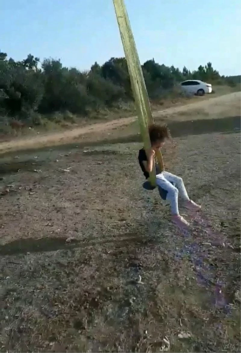 (ÖZEL) Sallanmak isteyen çocuklara vinç ile salıncak yaptı
