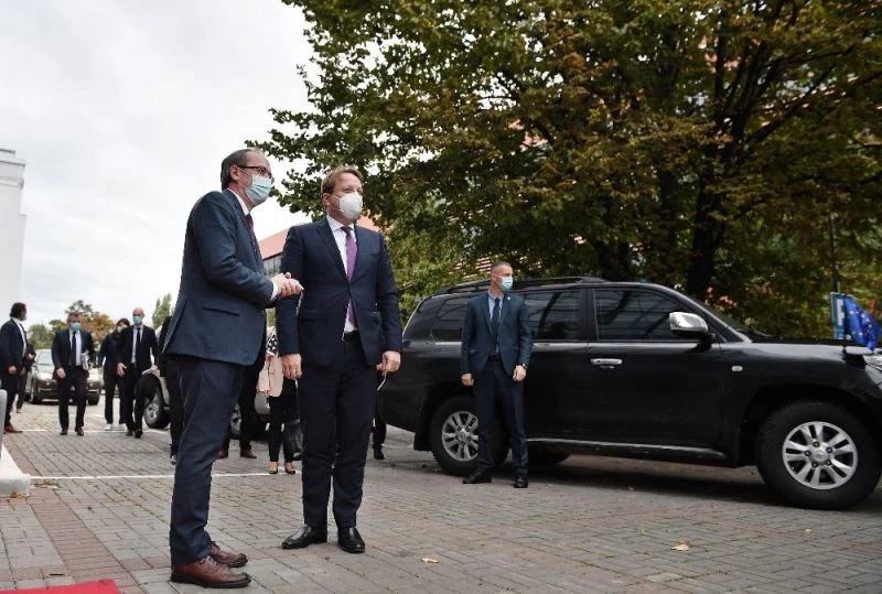 AB Komiseri Varhelyi’den Kosova itirafı
