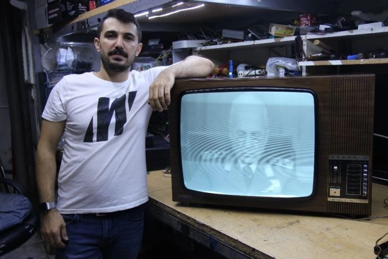 Tamir ederek 60 yıllık televizyonu 15 bin TL’ye satılığa çıkardı

