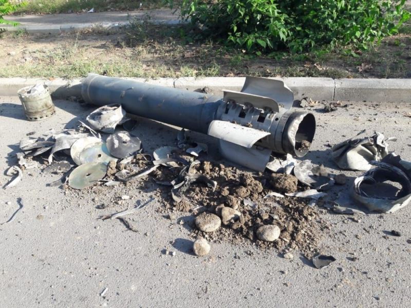 Ermenistan ordusunun attığı roket, Gence’de okulun arka sokağına düştü
