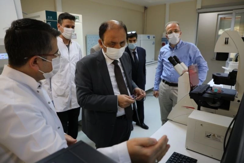 Vali Güner, Bartın Üniversitesi Merkezi Araştırma Laboratuvarını ziyaret etti
