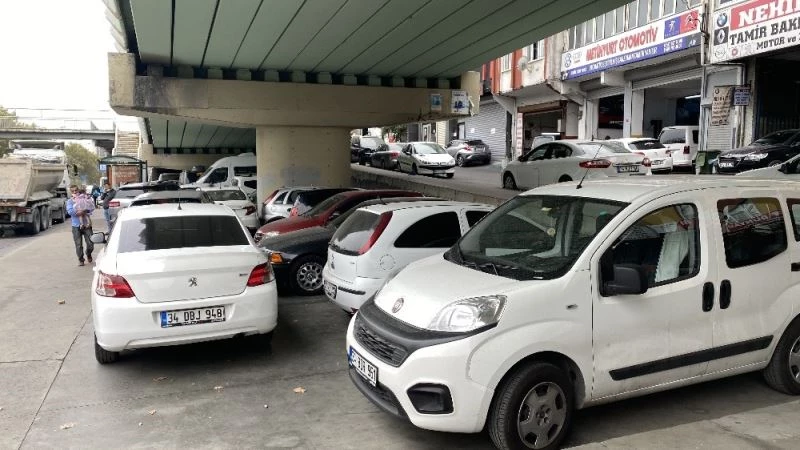 Kapalı otoparklar dolunca köprü ve viyadük altları otoparka döndü
