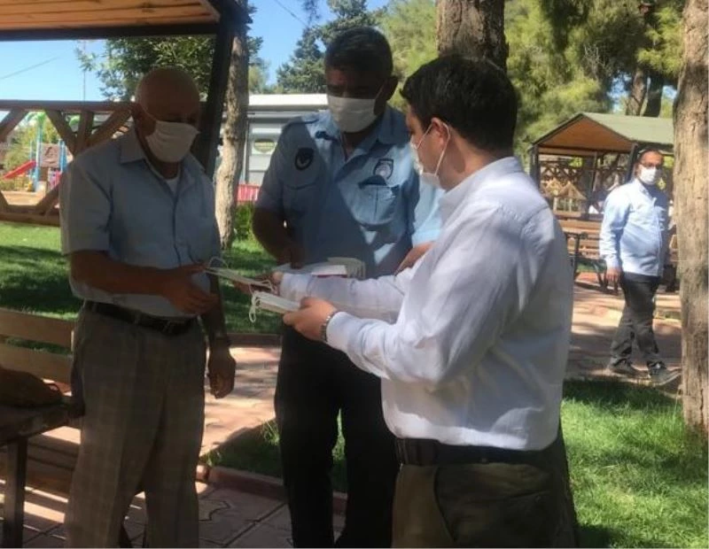 Artuklu Kaymakamı Gökpınar vatandaşlara maske dağıttı

