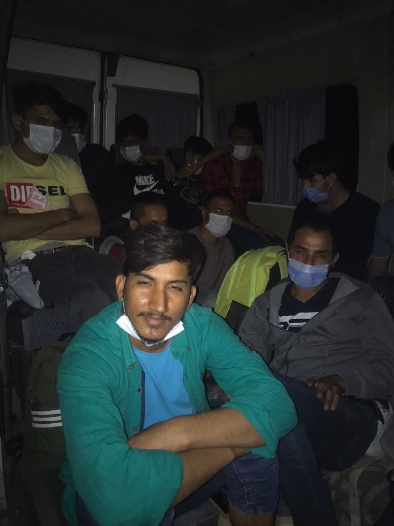 Emekli komiserin sürdüğü araçta 16 düzensiz göçmen yakalandı
