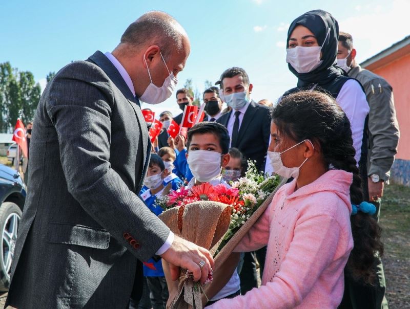 Vali Varol, Eleşkirt Sadaklı İlk ve ortaokulu’nu ziyaret etti
