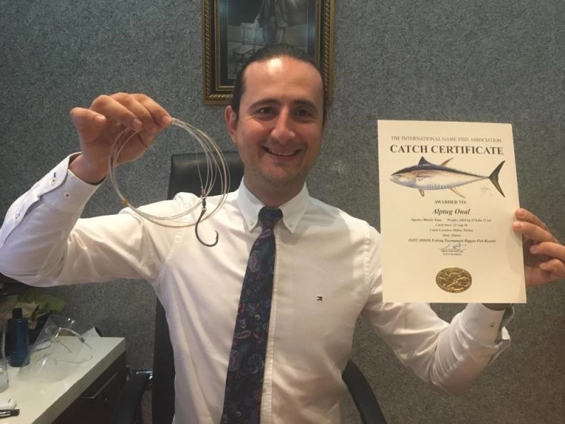 37 kilogram güce dayanacak misina ile 260 kilogramlık balık yakaladı
