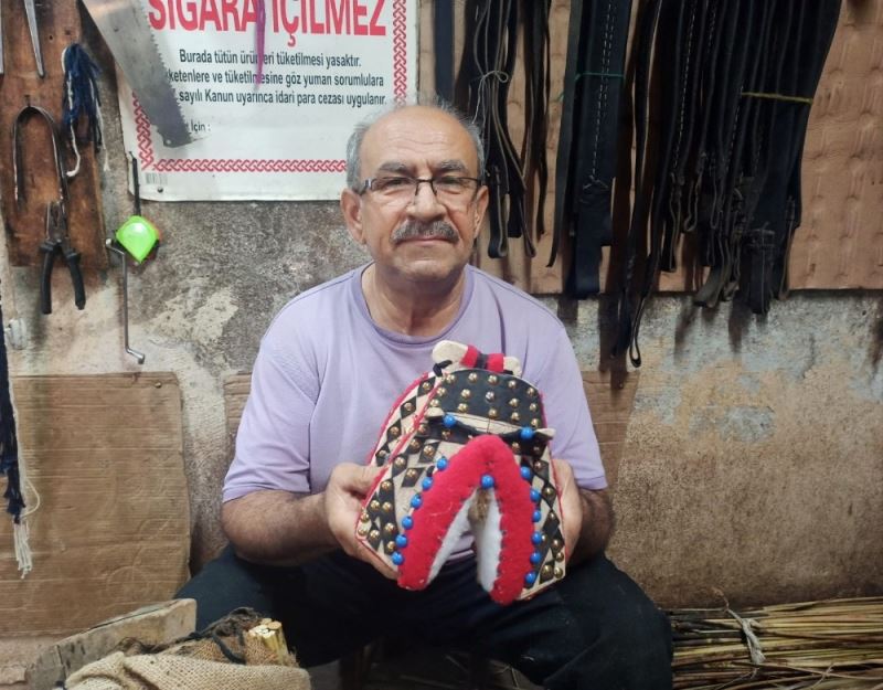 40 yıldır semer yaparak ailesinin geçimini sağlıyor
