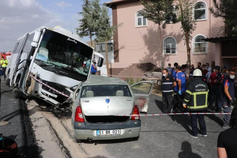 Hasta taşıyan midibüsle otomobil çarpıştı: 1 ölü
