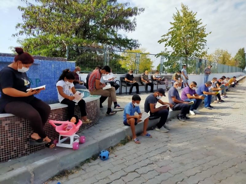 Görenler şaşırıyor, kitabını alan koşup geliyor
