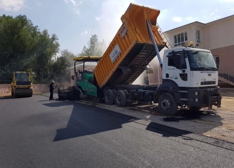 Van Büyükşehir eğitim kurumlarına 2 bin 200 ton asfalt harcadı

