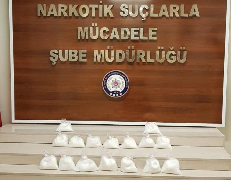 Van’da torbacı tabir edilen şahısın üzerinden 7 kilo 931 gram metamfetamin ele geçirildi
