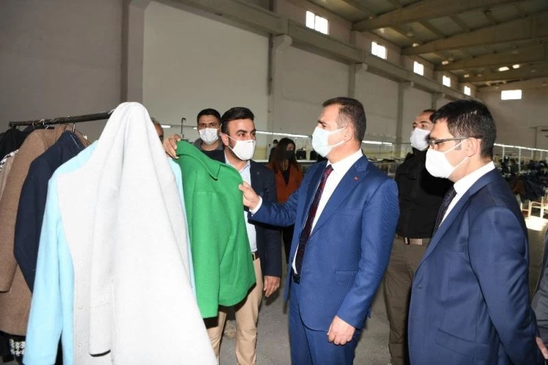 Vali Akbıyık, 120 kişiyi istihdam eden tekstil atölyesini ziyaret etti
