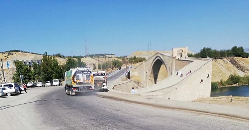 Tarihi Malabadi Köprüsünde temizlik çalışması
