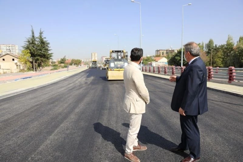 Melikgazi’de yollar hem yenileniyor hem de ağaçlandırılıyor
