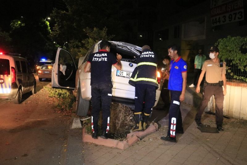 Cip önce pikaba sonra ağaca çarparak durabildi: 3 yaralı
