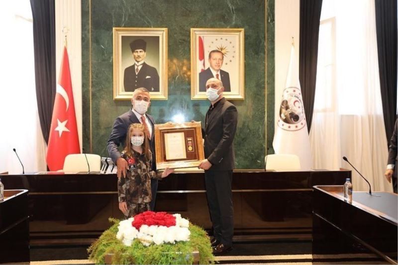 Vazife mamulü polis memuruna “Devlet Övünç Madalyası ve Beratı” verildi
