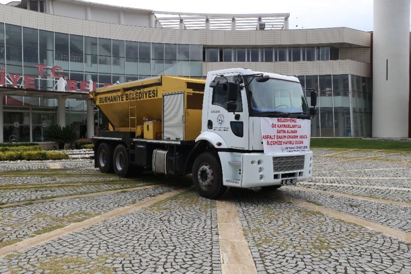 Burhaniye Belediyesi’ne belediye özkaynaklarıyla yeni asfalt bakım onarım aracı alındı.
