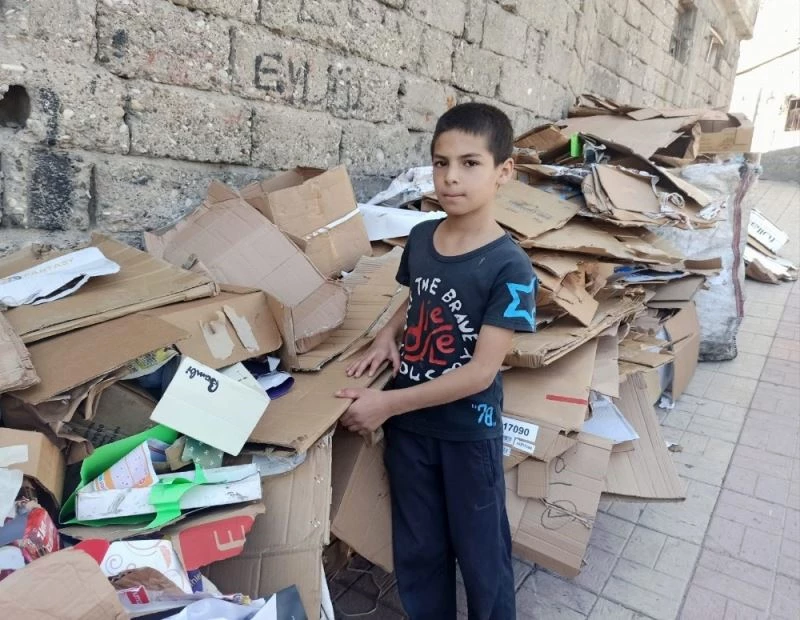 Ekmeklerini atık kağıttan çıkarıyorlar
