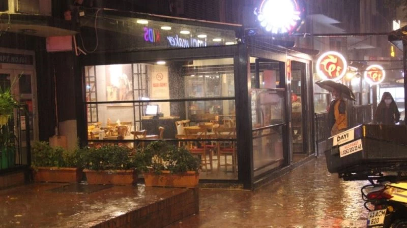 Restoranın baca kısmında çıkan yangın paniğe neden oldu
