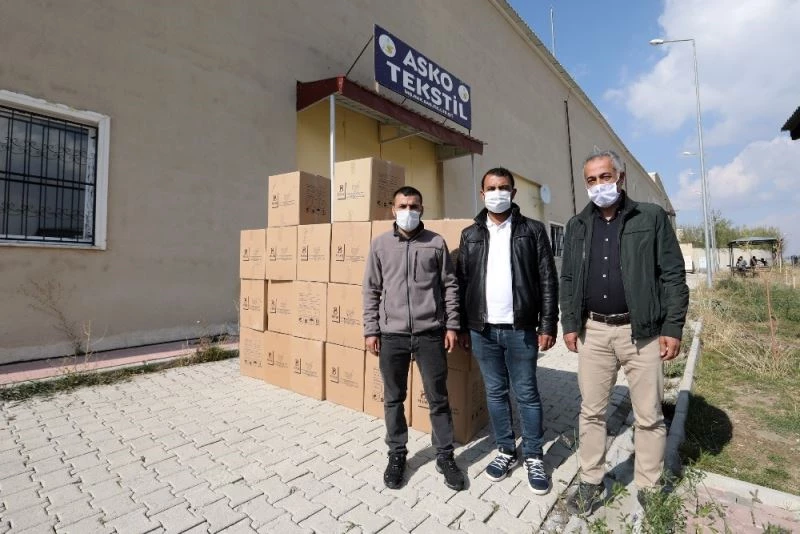 Vanlı tekstilciler, Van Büyükşehir Belediyesi 40 bin maske hediye etti
