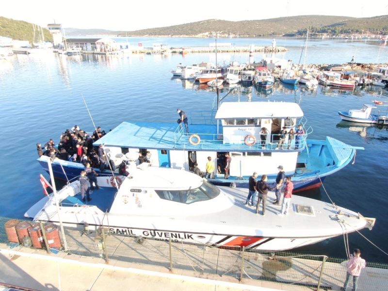 İzmir’de yurt dışına geçmeye çalışan tekneye baskın: Çok sayıda kişi yakalandı
