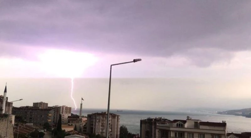 Yıldırım düştü, ağaç parçalandı
