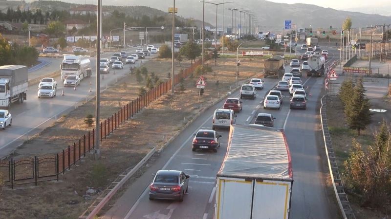 43 ilin geçiş güzergahında trafik yoğunluğu: Araçlar tampon tampona ilerledi
