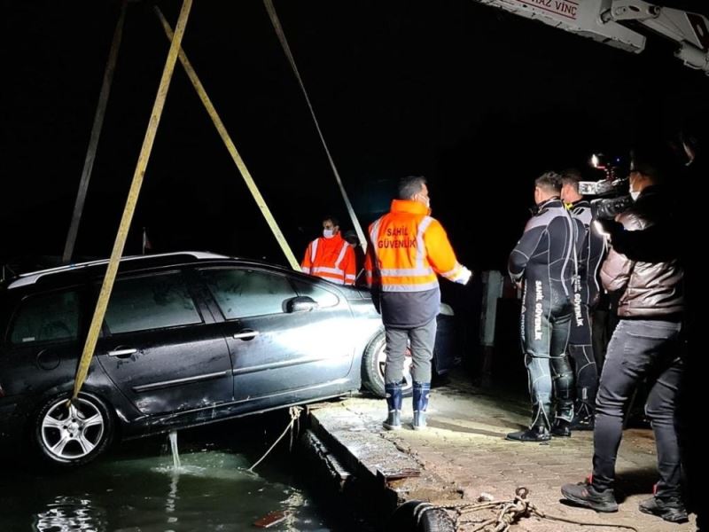 Sahil güvenlik depremden etkilenenlerin yardımına koştu
