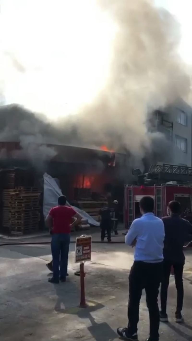 Antalya’da mobilya atölyesindeki yangın büyümeden söndürüldü
