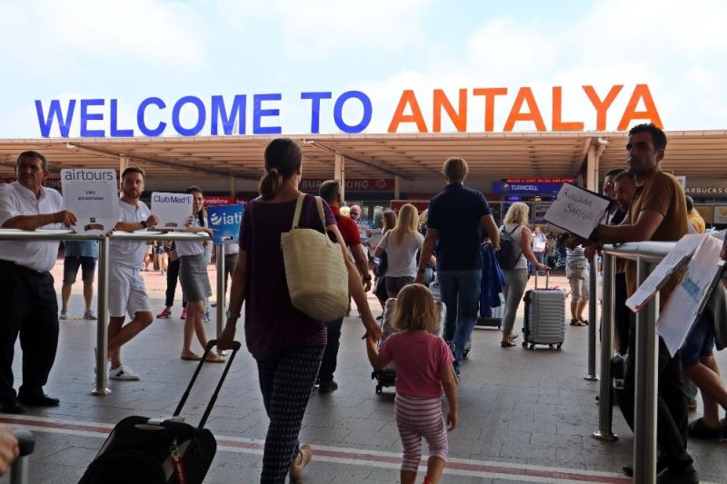 Antalya yılın ilk 10 ayında 3 milyon 276 bin turist ağırladı
