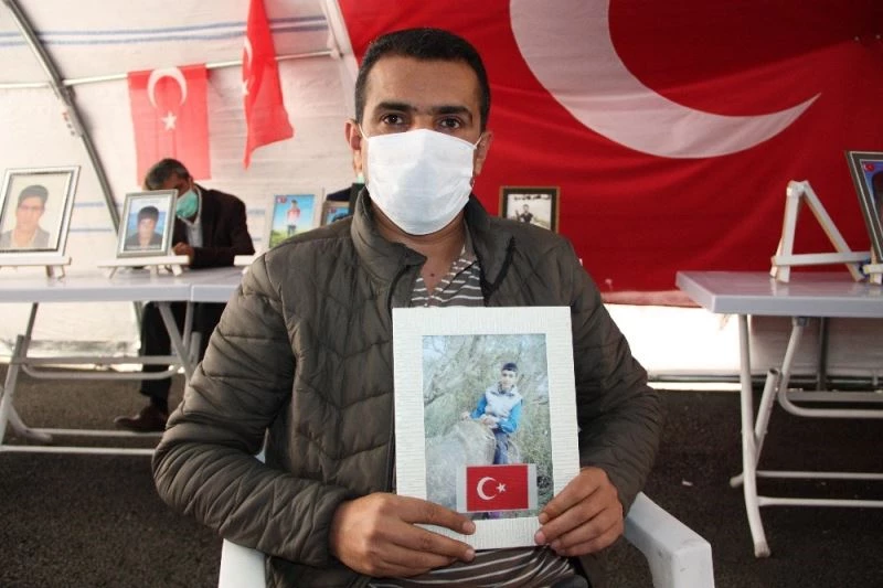 Annesi sofraya oturacak umuduyla oğlu için tabak bırakıyor
