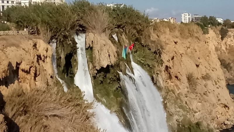 Antalya’da şelaleye Türkiye ve Azerbaycan bayrakları asıldı
