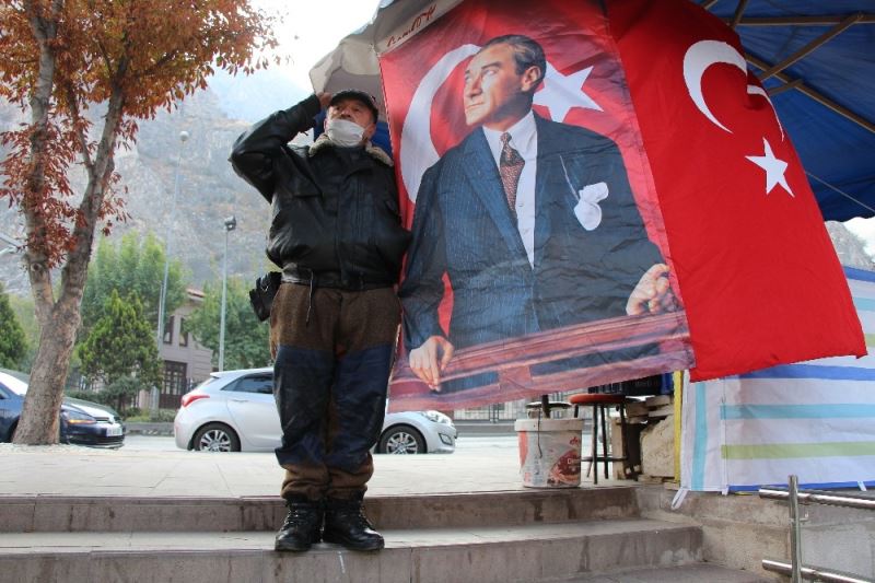 Ayakkabı boyacısından gözyaşları içinde saygı duruşu
