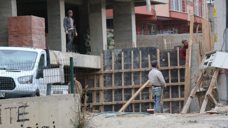 Karabük’te inşaat işçileri siren sesini duyunca saygı duruşuna geçti
