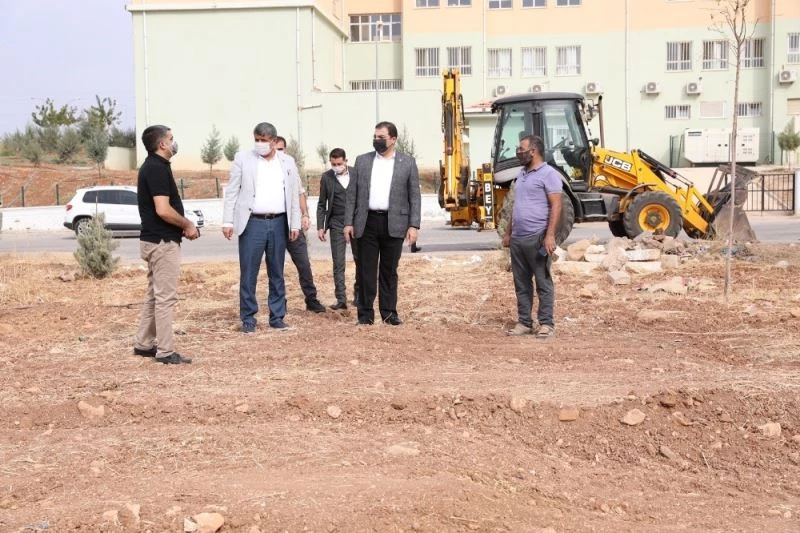 Haliliye’de iki halı sahanın daha ilk kazması vuruldu
