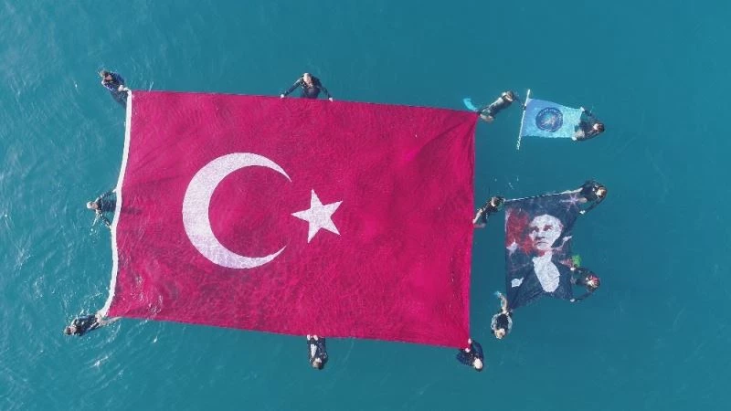 Antalya’da öğrenciler Ata’yı denizde açtıkları 54 metrekarelik bayrakla andı
