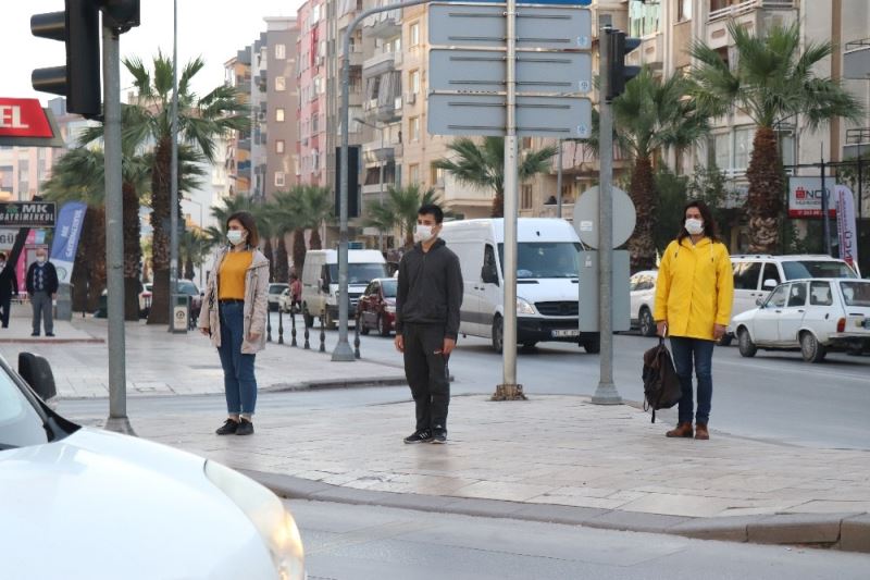 Denizli’de 09.05’te çalan sirenle birlikte hayat 2 dakikalığına durdu
