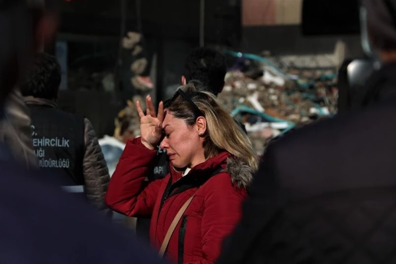 İş yerinin yıkılışını hıçkırıklara boğularak izledi
