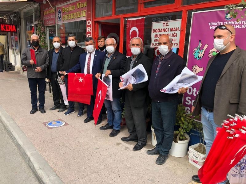 Mut’ta Türk bayrağı ve Atatürk posteri dağıtıldı
