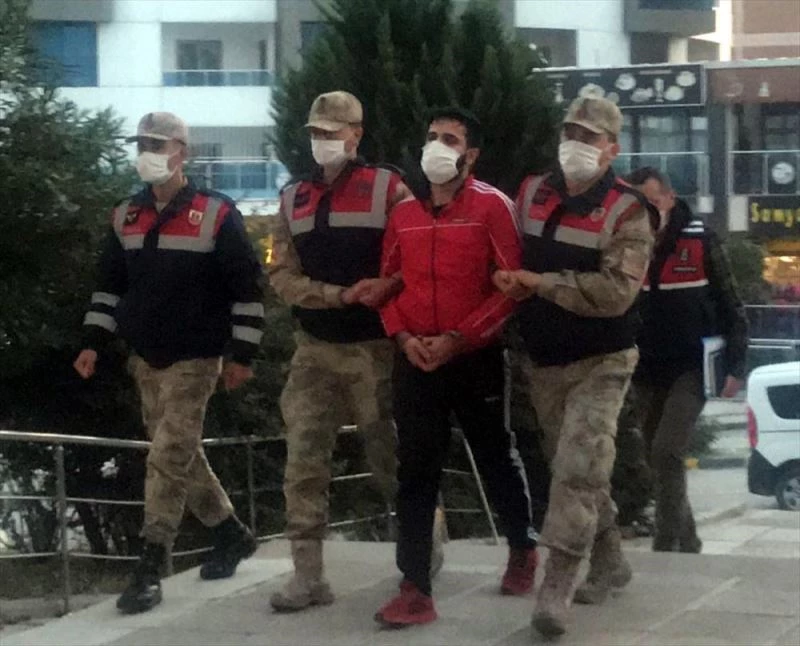 Kontrol noktasından elinde tabancayla geçtiği görüntüyü paylaşan kişi yakalandı