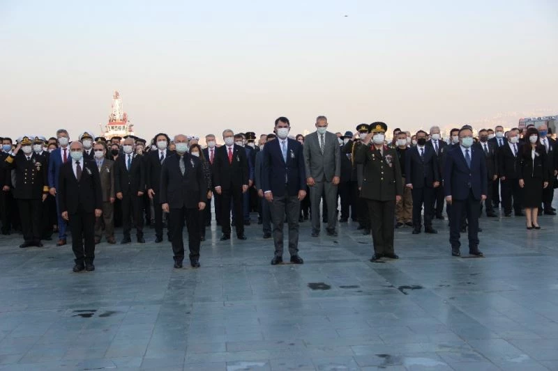 İzmir Atatürk’ü anıyor
