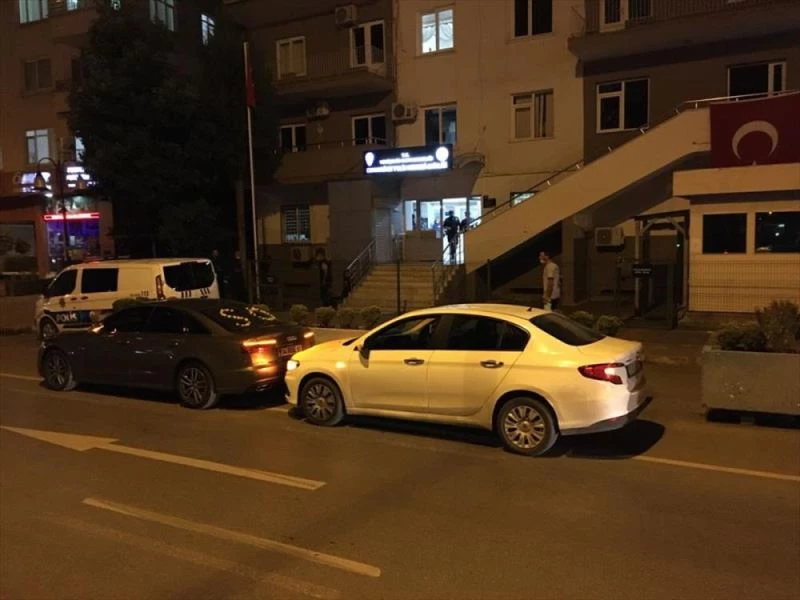 Düğün konvoyuyla trafiği engelleyerek araçlarından inip halay çeken iki sürücü yakalandı