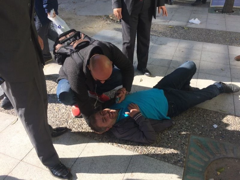 Bir anda yere yığıldı, kendisine müdahale eden adama sarılıp ağladı
