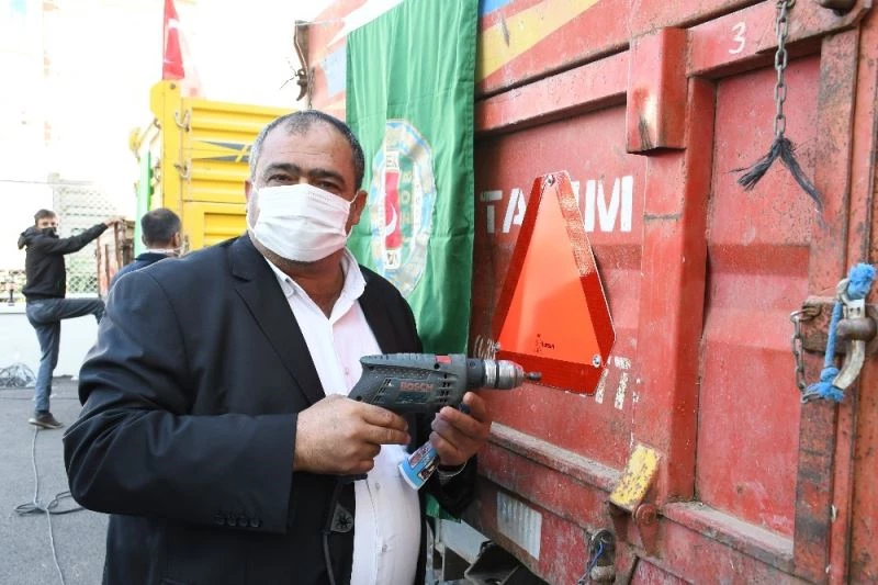 Ziraat odası ve jandarma römorklara reflektör taktı
