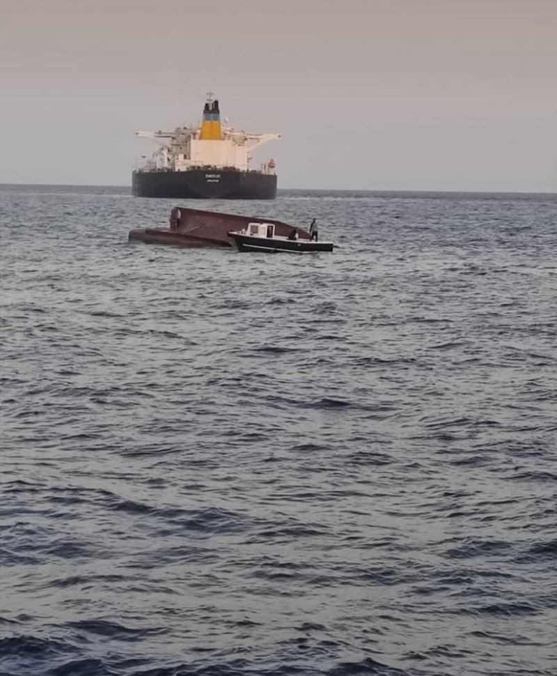 Karataş açıklarında gemiyle çarpışan tekne alabora oldu: 5 kişi kayıp
