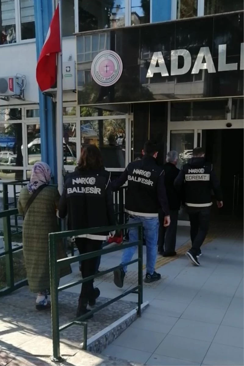 Ağaç kovuğuna saklanan uyuşturucuyu narkotik köpeği böyle buldu
