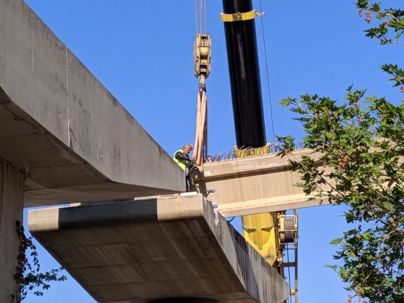 Depremde araçların üzerine düşen viyadüğün dev beton blokları kaldırılıyor
