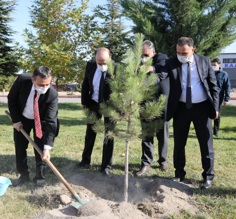 Erciyes Teknopark’da “Geleceğe Nefes” Fidanları Toprakla Buluşturuldu
